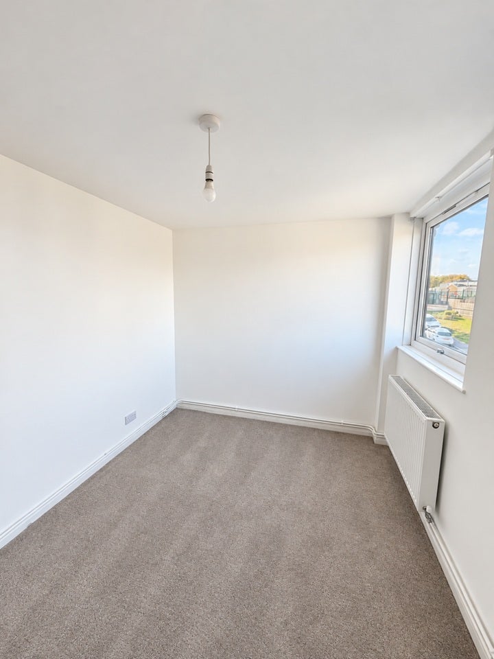 Flat Princess Mary Avenue in Gillingham