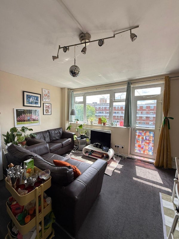 Room Fellows Court in Greater London