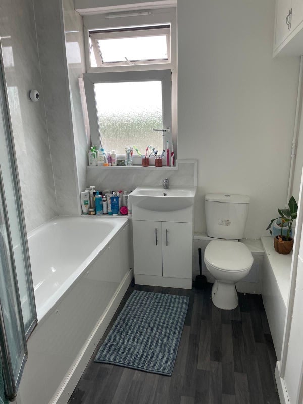 Room Fellows Court in Greater London