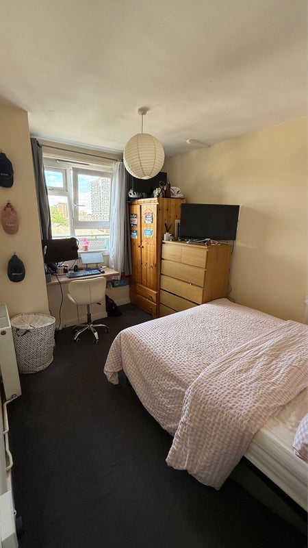 Room Fellows Court in Greater London