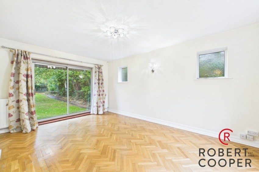 Flat Pinn Way in Greater London
