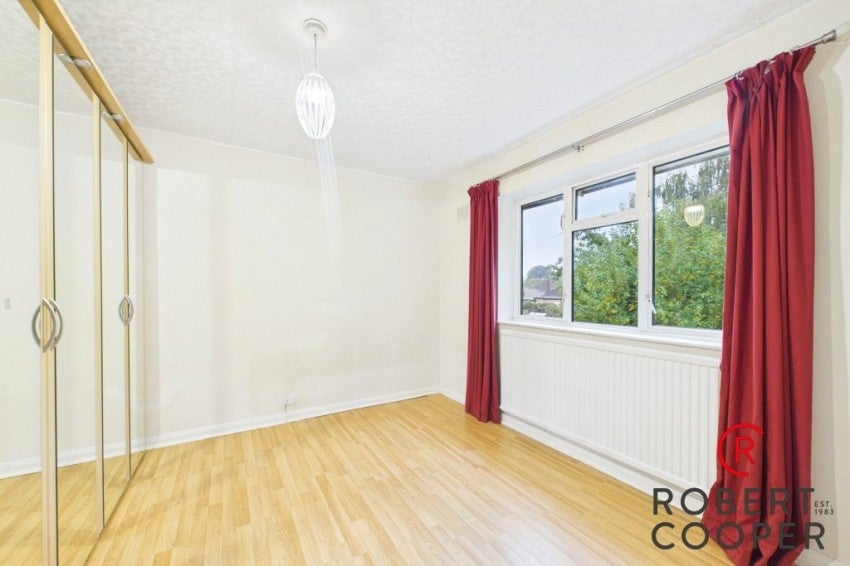 Flat Pinn Way in Greater London