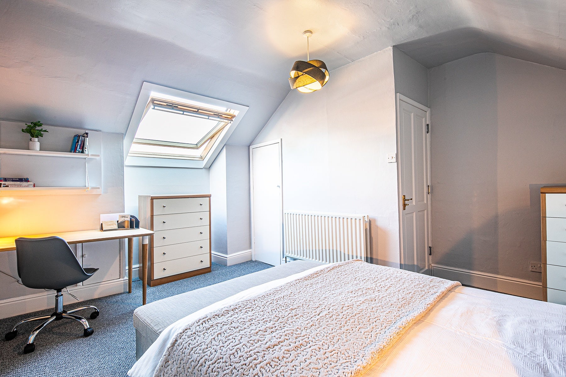 Room Hunter Hill Road in Sheffield