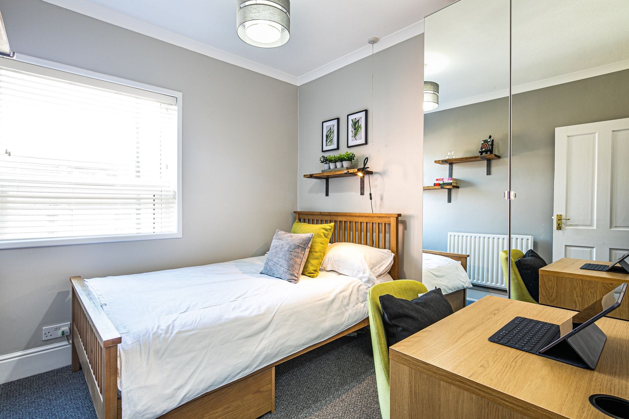 Room Hunter Hill Road in Sheffield