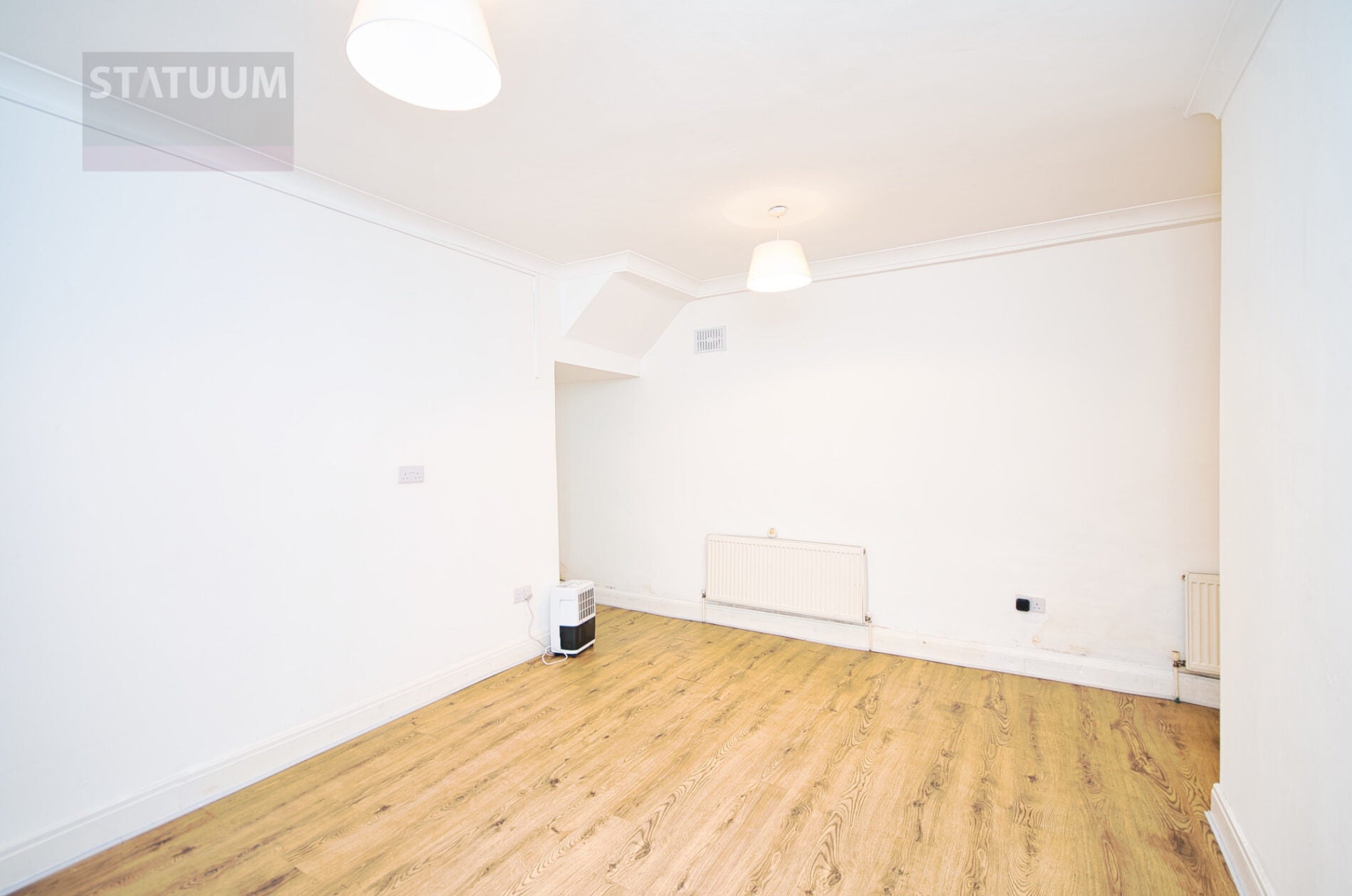 Flat Chingford Mount Road in Greater London