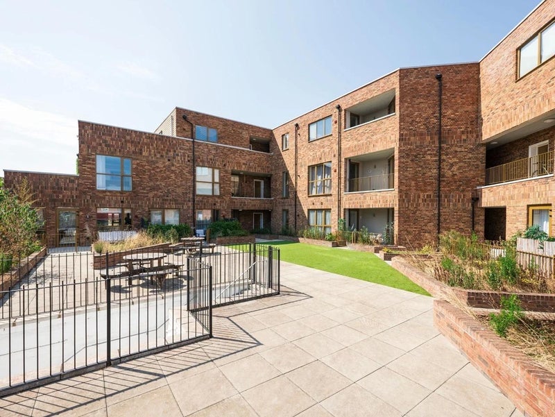 Flat Streatham Road in Greater London
