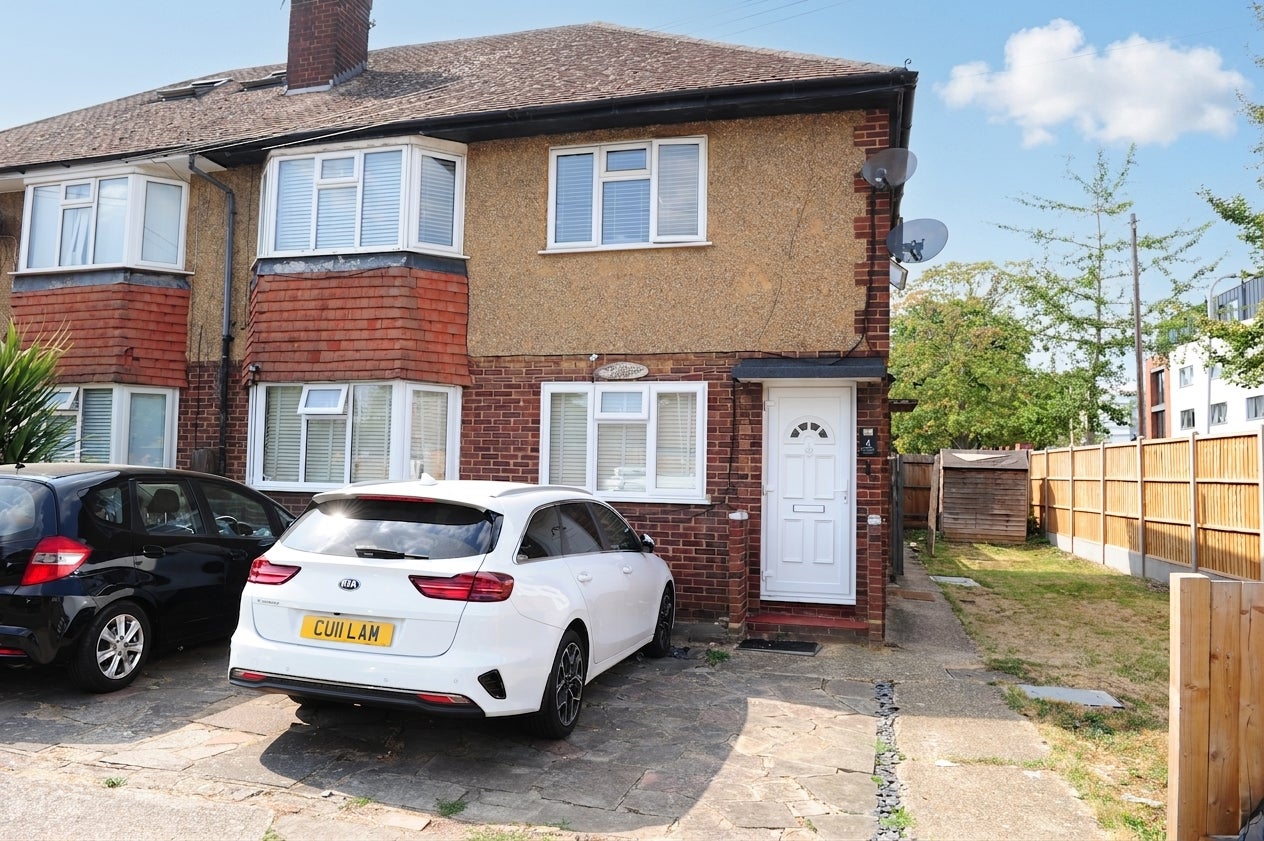 Flat Great Central Avenue in Greater London