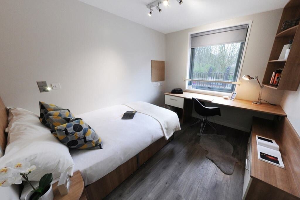Room Market Road in Greater London