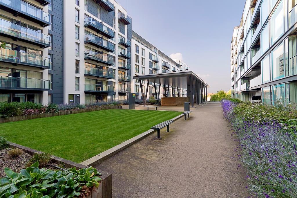 Flat Station Approach in Greater London