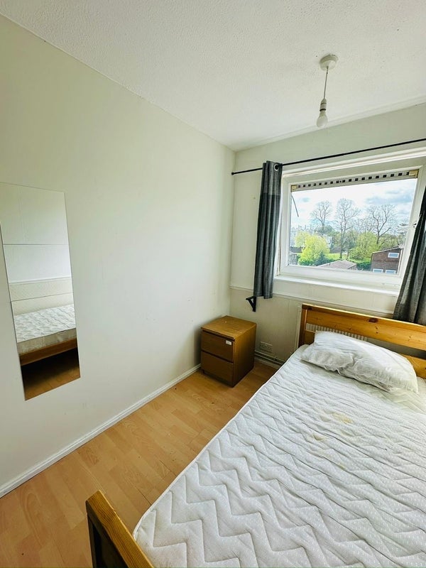 Room Arabella Drive in Greater London