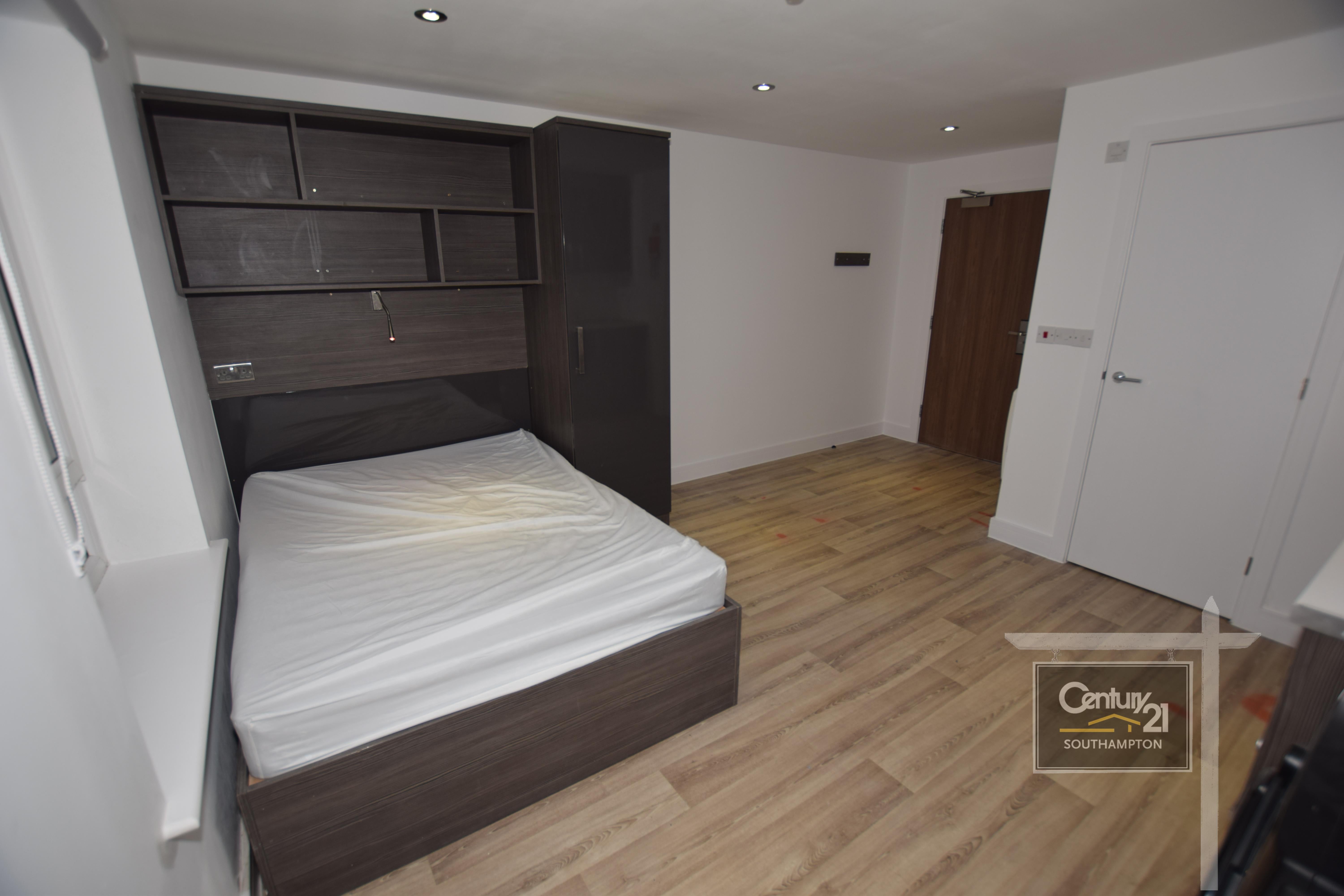 Flat Carlton Place in Southampton