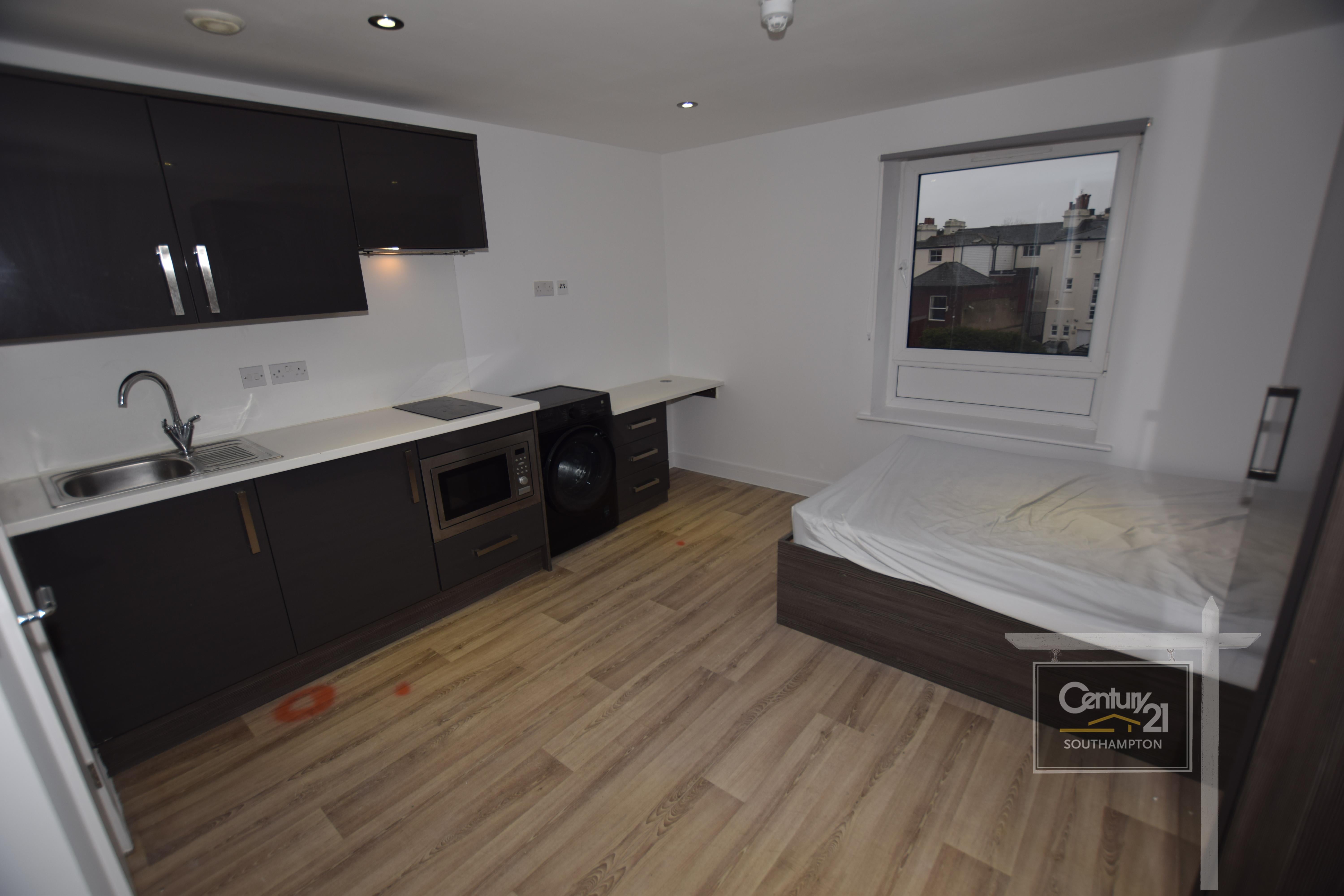 Flat Carlton Place in Southampton