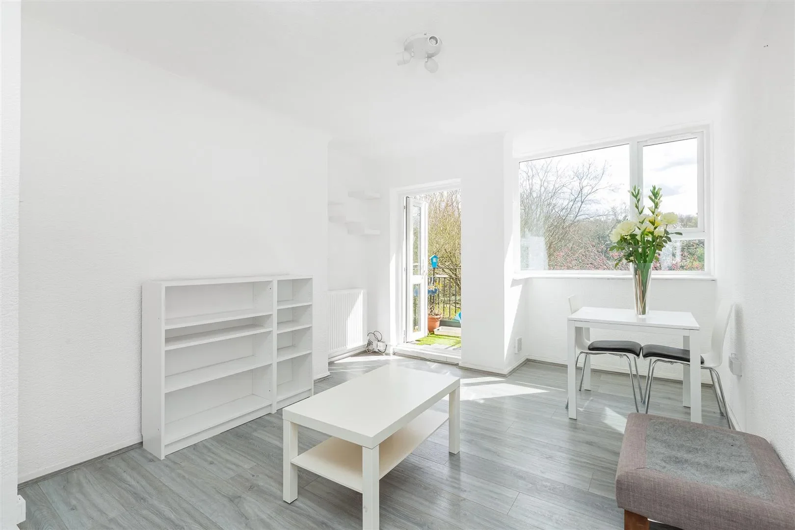 Flat Pullman Gardens in Greater London