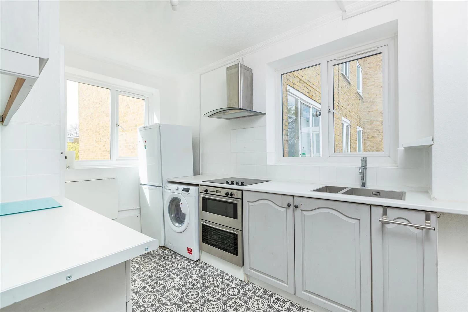 Flat Pullman Gardens in Greater London