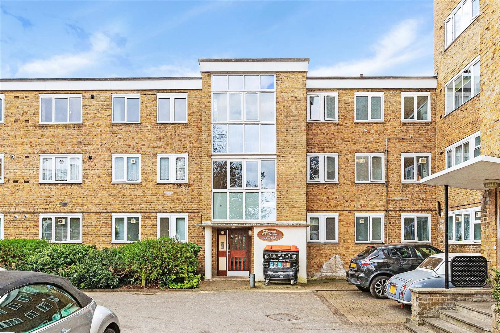 Flat Pullman Gardens in Greater London