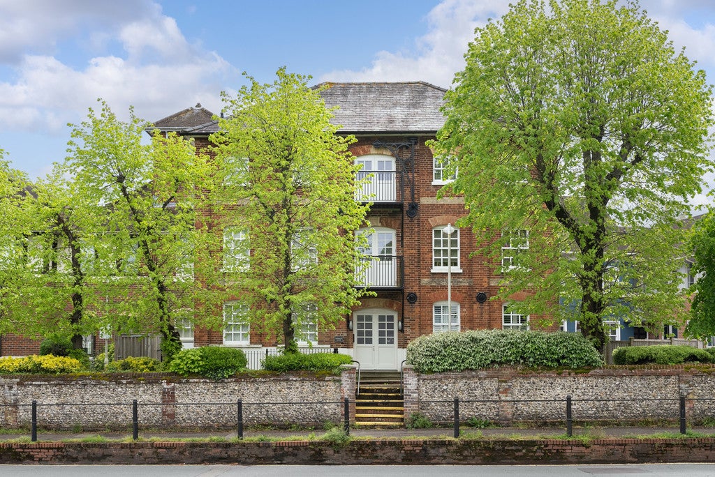 Flat Parsonage Square in Mole Valley