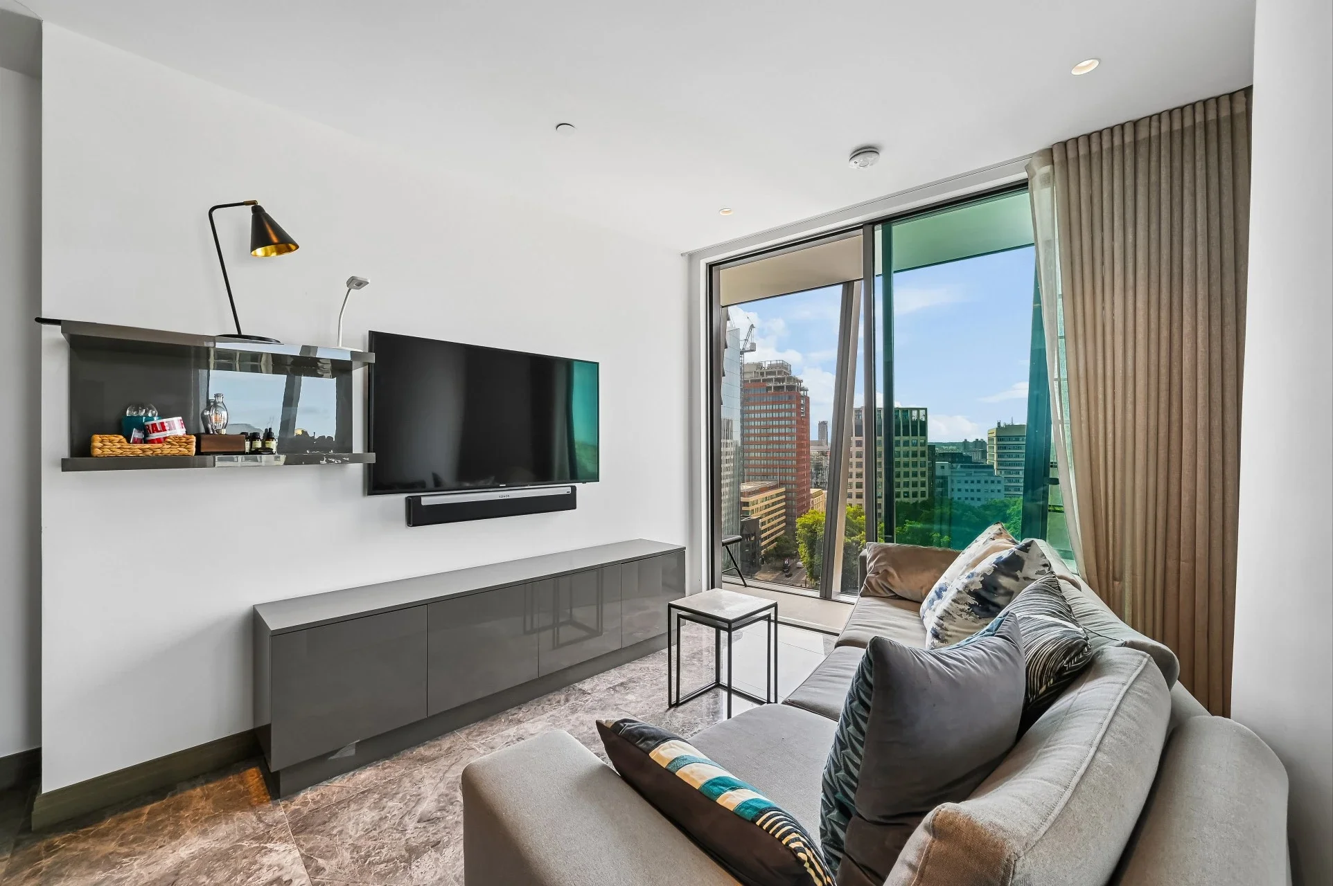 Flat Blackfriars Road in Greater London
