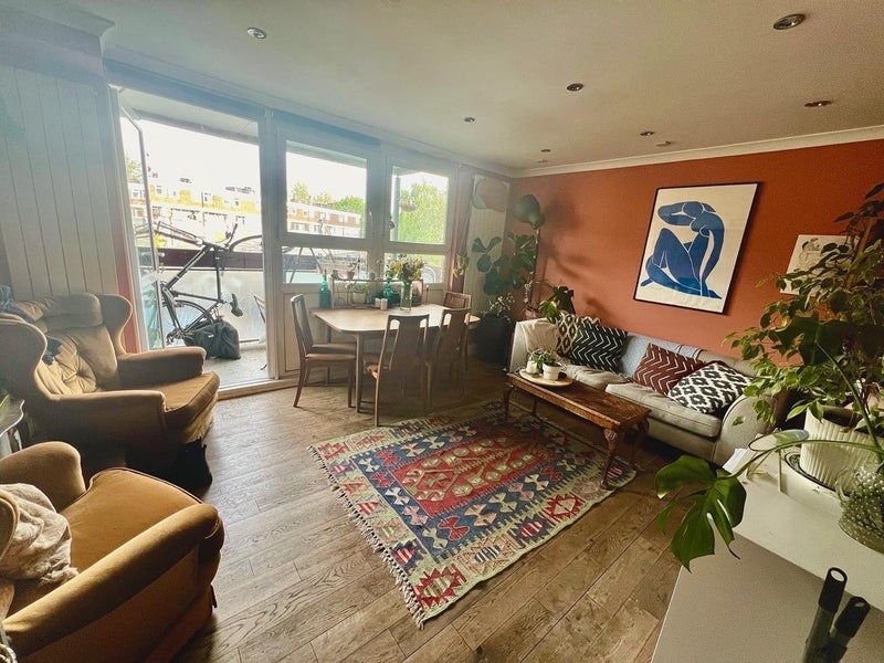 Flat Pelter Street in Greater London