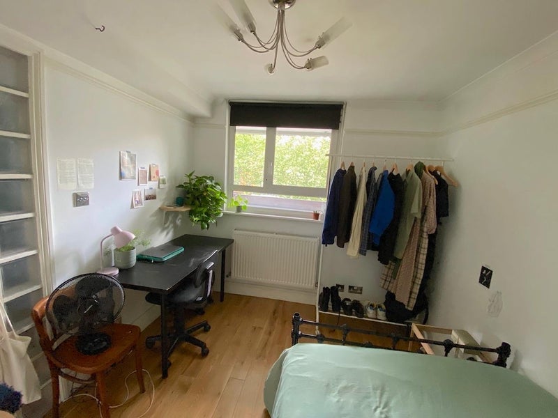 Flat Pelter Street in Greater London