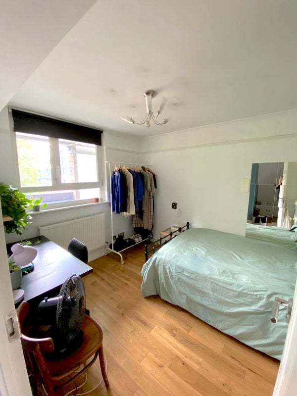 Flat Pelter Street in Greater London