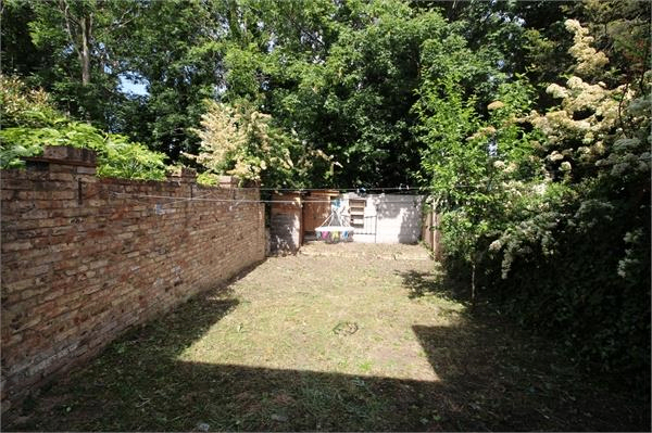 Flat Peterborough Road in Greater London