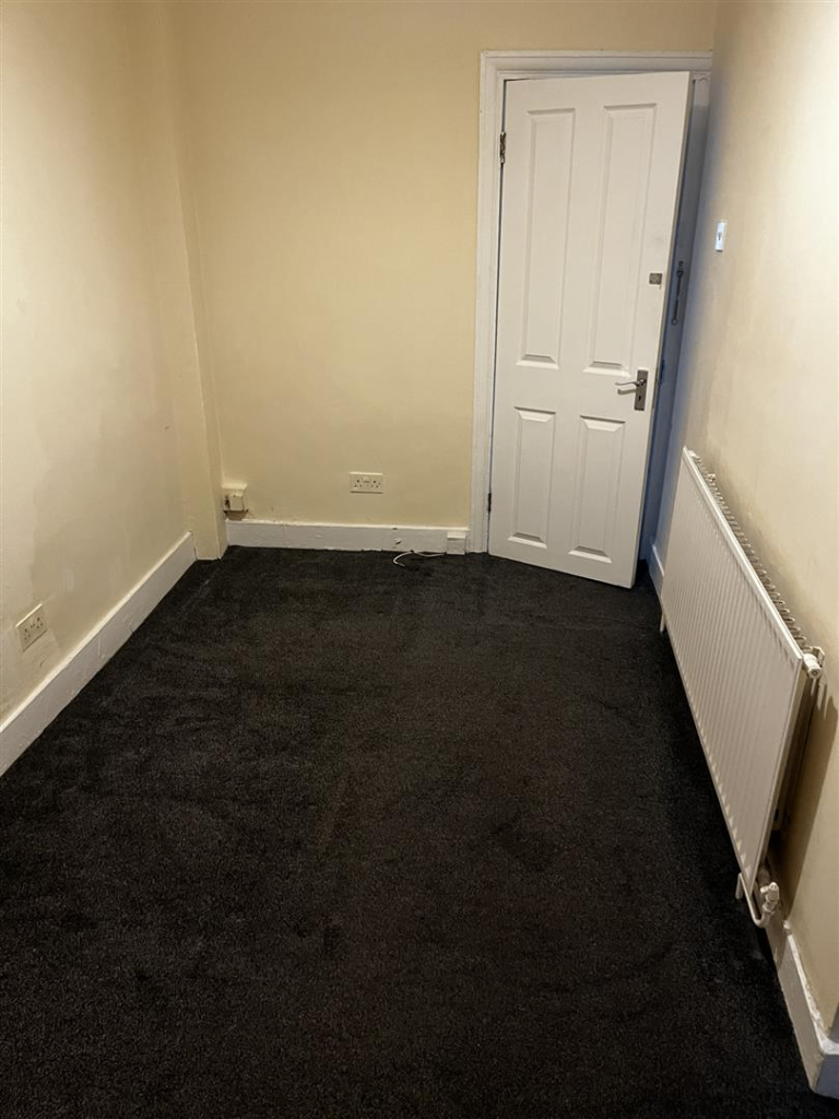 Flat Peterborough Road in Greater London