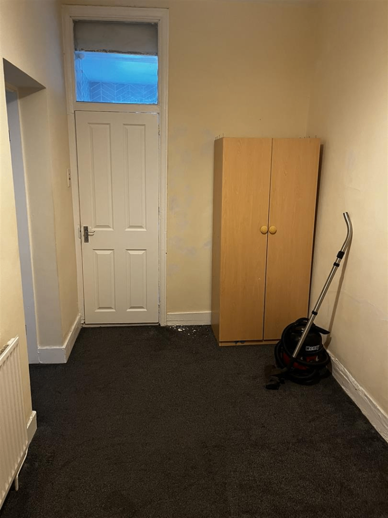 Flat Peterborough Road in Greater London