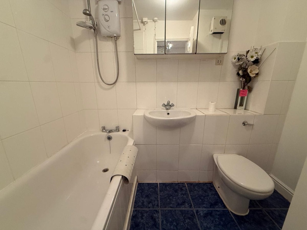 Flat Cherry Blossom Close in Greater London