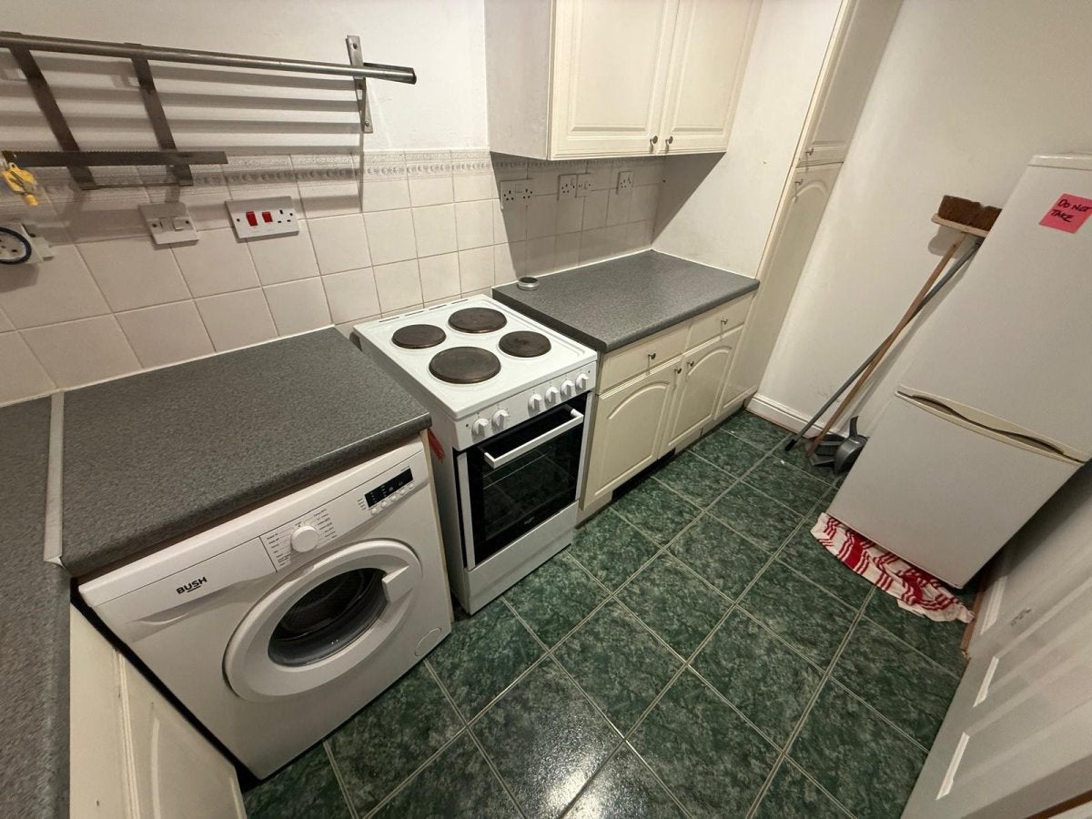 Flat Cherry Blossom Close in Greater London