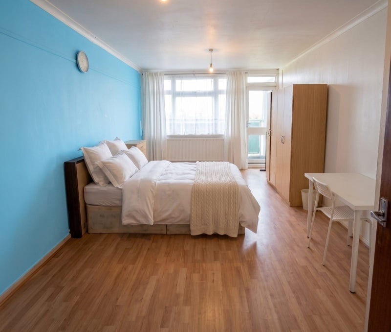 Room Whitechapel Road in Greater London