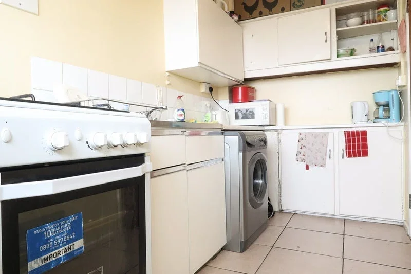 Room Whitechapel Road in Greater London