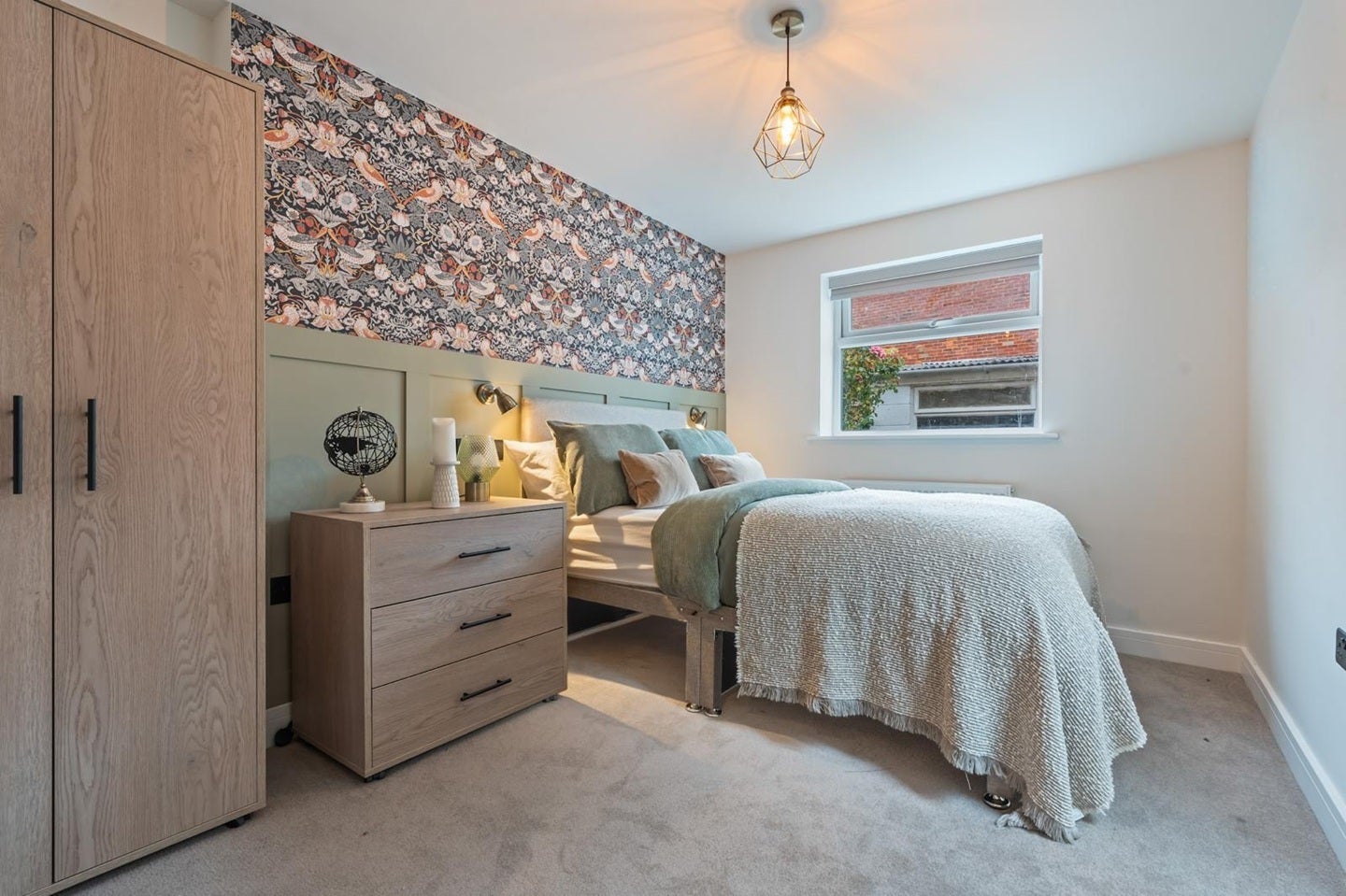 Room Hythe Road in Swindon