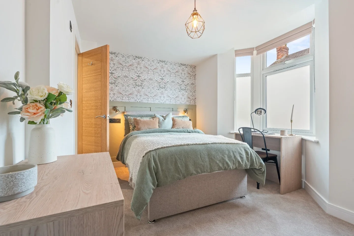 Room Hythe Road in Swindon