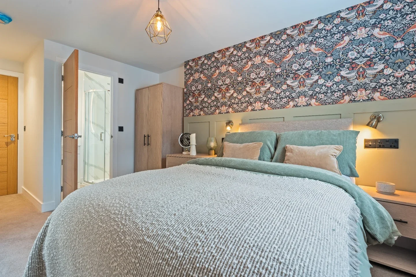 Room Hythe Road in Swindon