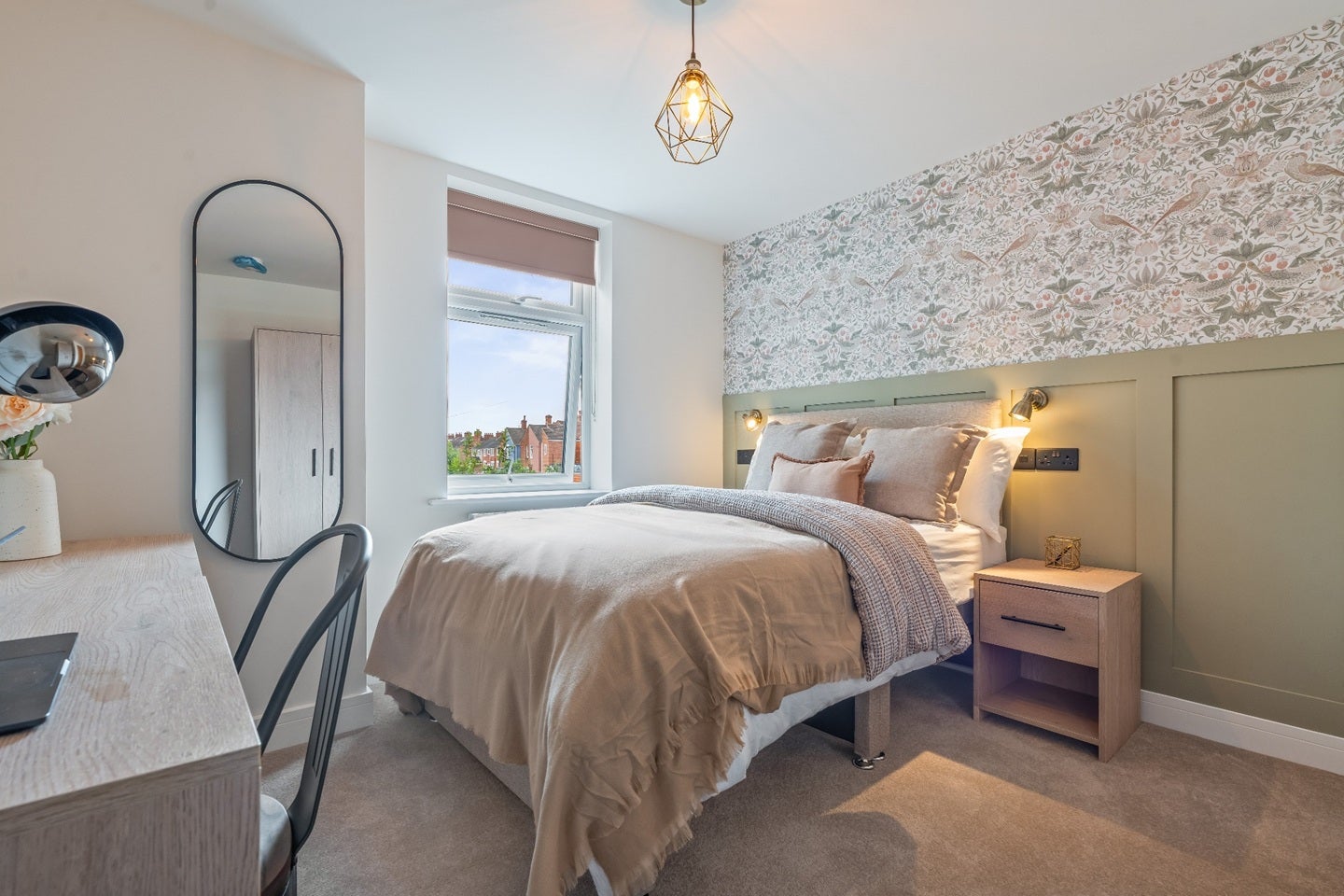Room Hythe Road in Swindon