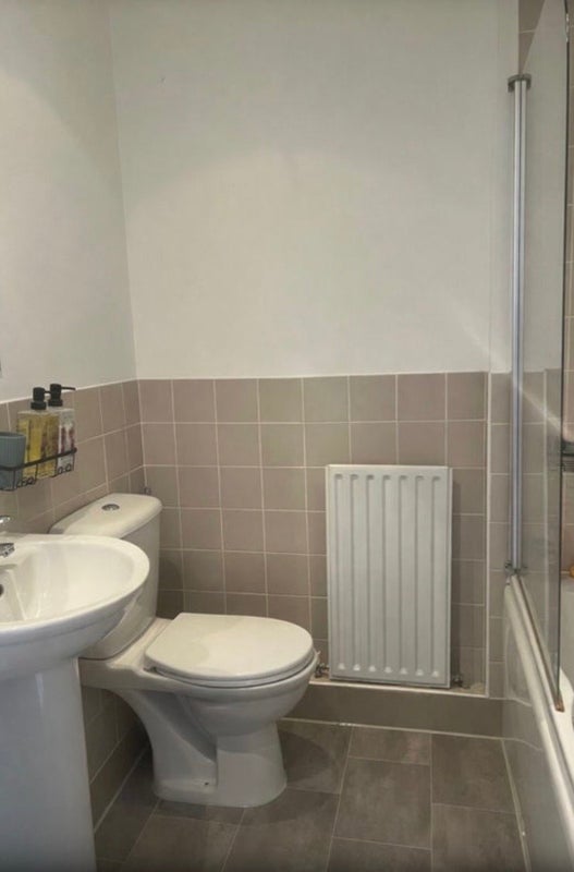 Room Moreton Road in Greater London