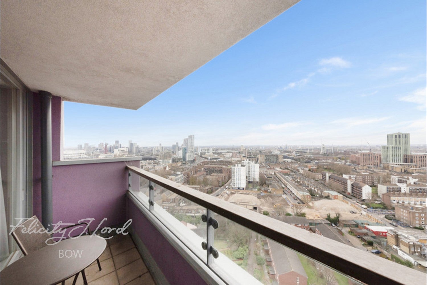 Flat Rainhill Way in Greater London