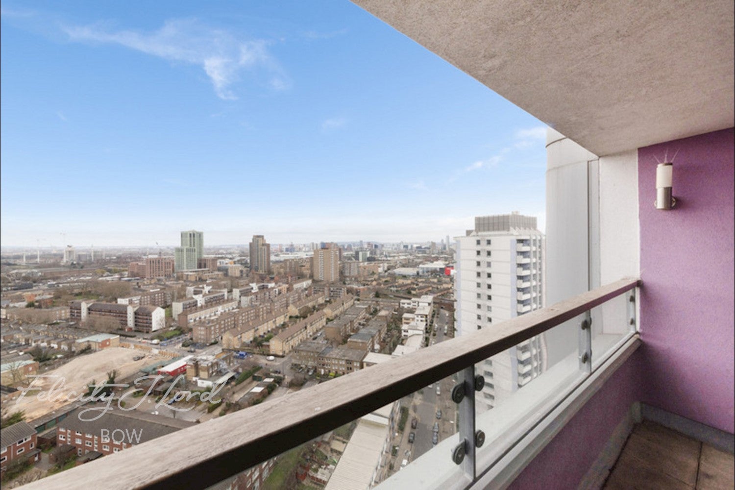 Flat Rainhill Way in Greater London