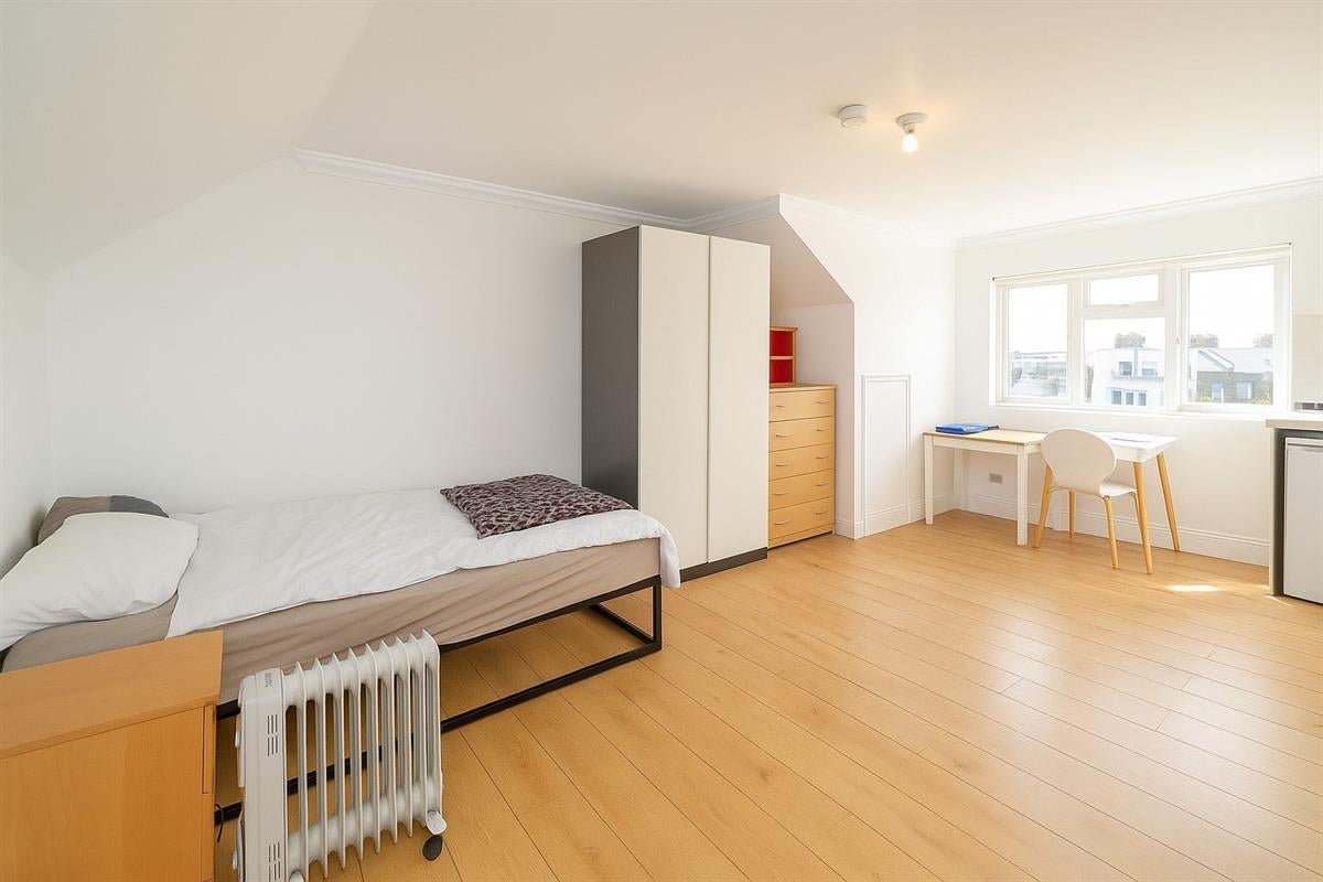 Flat Mazenod Avenue in Greater London