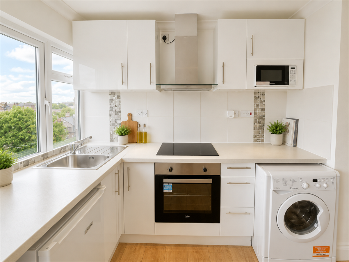 Flat Mazenod Avenue in Greater London
