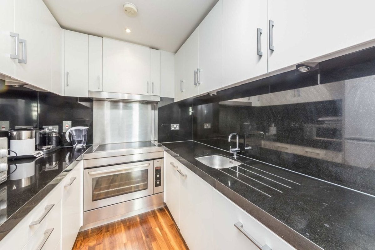 Flat Fairmont Avenue in Greater London