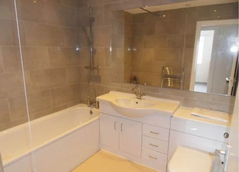 Flat Collapit Close in Greater London