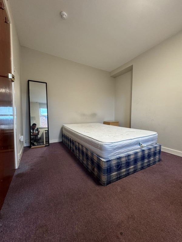 Room Victoria Grove in Manchester