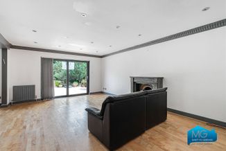 House Watford Way in Greater London