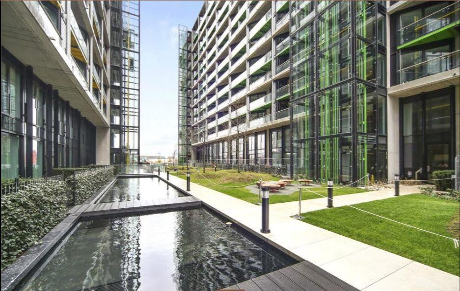 Flat Nine Elms Lane in Greater London