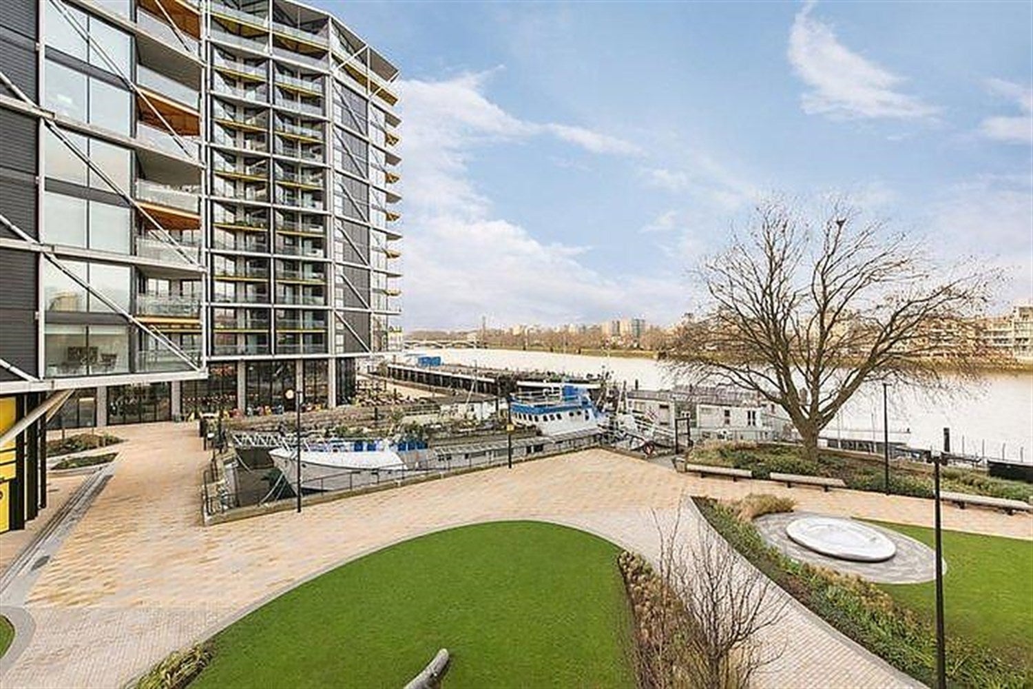 Flat Nine Elms Lane in Greater London