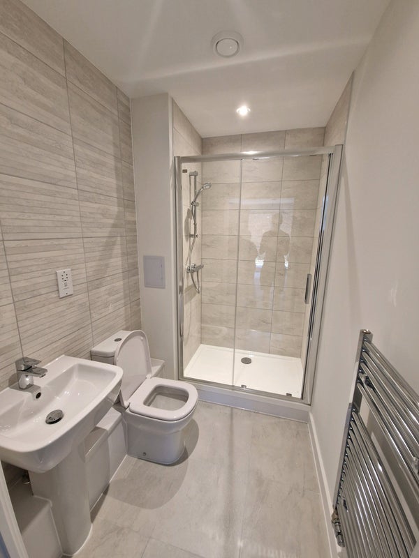 Room Moriatry Close in Greater London