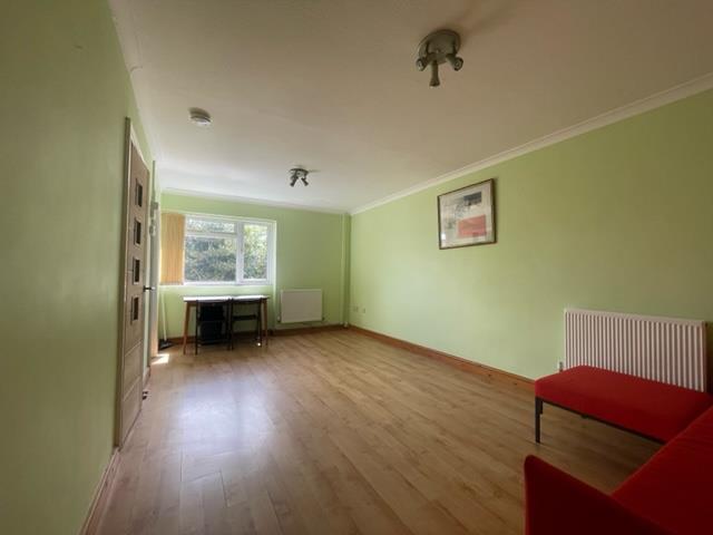 Flat Woodbine Close in Pembroke