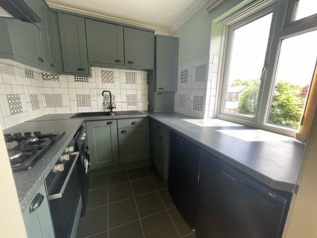 Flat Woodbine Close in Pembroke