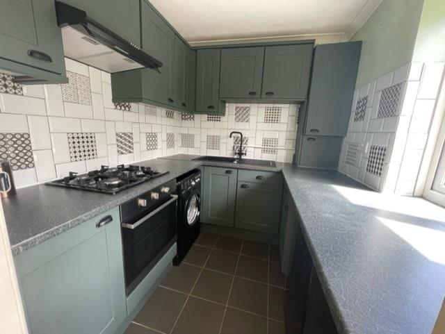 Flat Woodbine Close in Pembroke